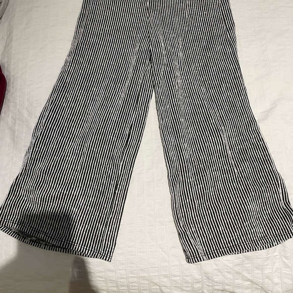 Caution to the wind Wide leg Jumpsuit Size Small - Picture 4 of 5